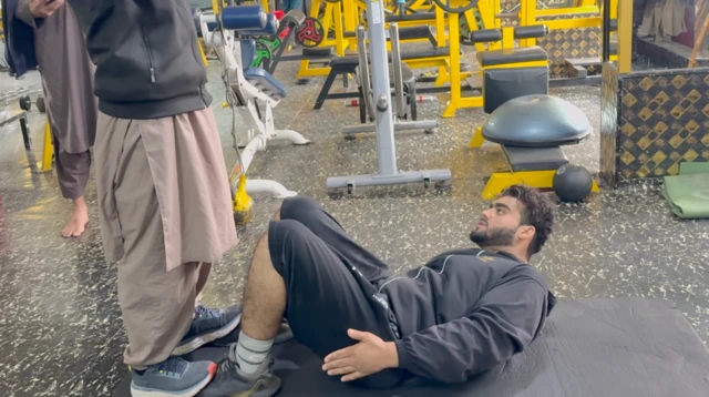 هغه د ورځې ۵ ساعته تمرین کاوه او وایي له تمرین سره سره یې منظم غذايي رژیم درلود. 