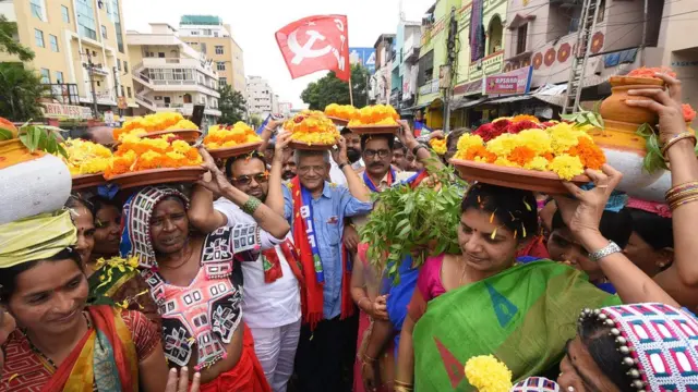 బతుకమ్మ ఎత్తుకున్న ఏచూరి