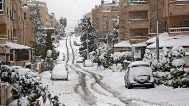 شارع تكسوه الثلوج في العاصمة الأردنية عمان