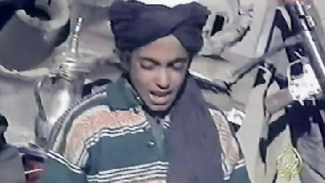 حمزه، کوچکترین پسر اسامه بن لادن در سال ۲۰۰۱