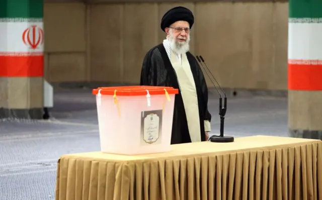 المرشد الأعلى الإيراني آية الله علي خامنئي أثناء الإدلاء بصوته في الجولة الثانية من الانتخابات الرئاسية الرابعة عشرة، في 5 يوليو/تموز 2024