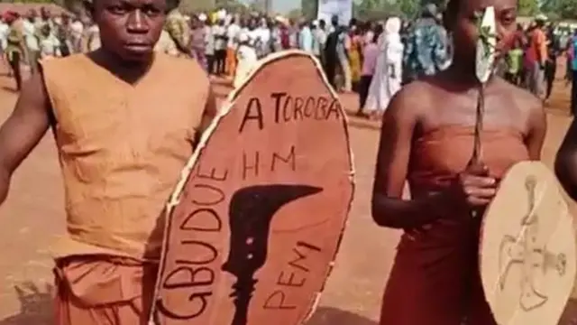 የሰርወ መንግሥቱን መመለስ እያከበሩ ያሉ ሰዎች