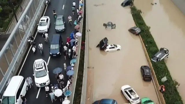 آثار الفيضانات على الطرق في الصين