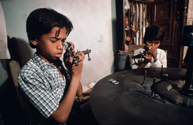 સુરતમાં શ્રમિકોની સ્થિતિ હંમેશા ચર્ચાનો વિષય (1989ની તસવીર) Getty 