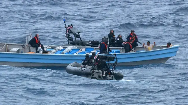 Agentes de la Armada británica capturan en aguas internacionales en el Caribe una lancha con un cargamento de dos toneladas de cocaína.