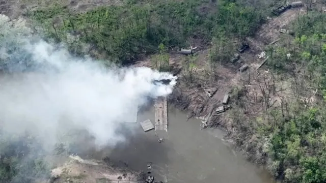 تدمير جسر عائم لدى عبور مركبات روسية