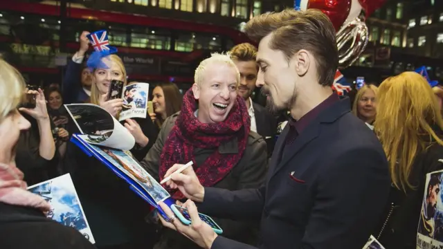 Дима Билан раздает автографы