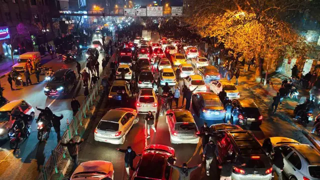 Protestujący blokują drogę w Teheranie, 8 stycznia 2026 roku