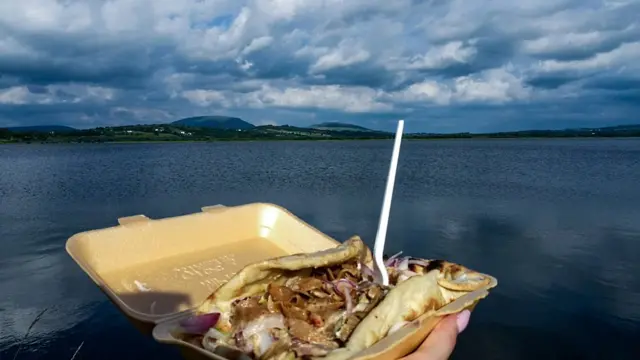 Еда на вынос на фоне озера и гор