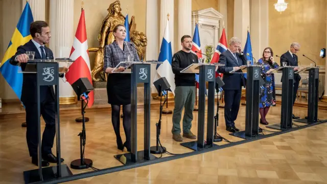 زيلينسكي يتحدث في فنلندا، حيث بدأ زيارة مفاجئة التقى فيها بزعماء السويد والنرويج والدنمارك وأيسلندا.