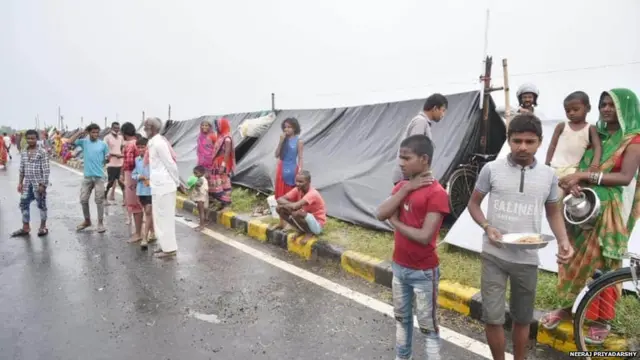 शिविरों में रह रहे लोग