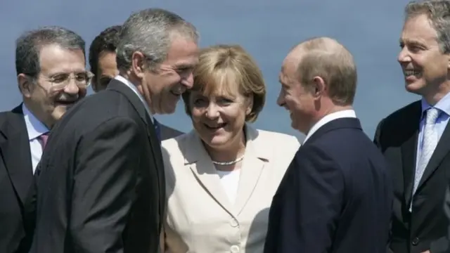 Juni2007: Katika karne ya 21, siasa bado zinatawaliwa na wanaume, kwahiyo Bi Merkel - alipigwa picha hapa na Waziri mkuu wa Italia Romano Prodi, Rais wa Ufaransa Nicolas Sarkozy, Rais wa Marekani George W Bush, Rais wa Urusi Russian Vladimir Putin na Waziri mkuu wa Uingereza Tony Blair - Mara kwa mara alikuwa ndiye mwanamke pekee miongoni mwa wanaume