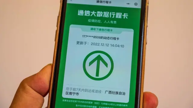 Çin'de kullanılan bir cep telefonu ve takip uygulaması