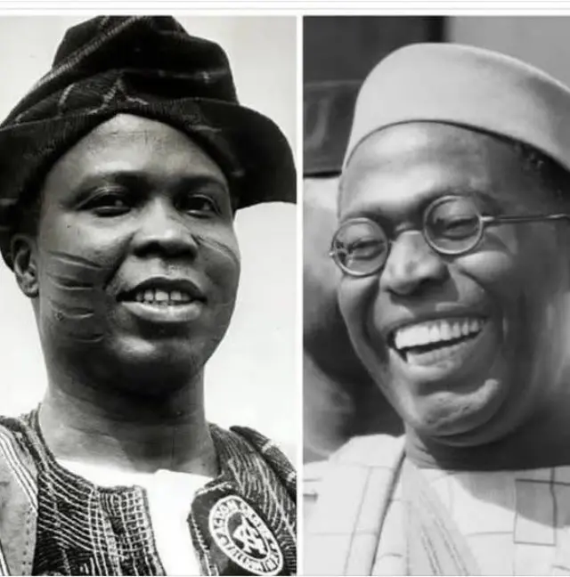 Oloye Obafemi Awolowo ati Ladoke Akintola wọ agbada toke-tilẹ̀, wọn de fila rẹ