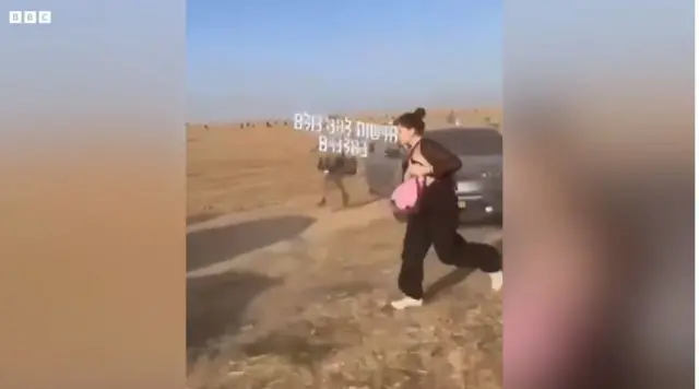 ఇజ్రాయెల్‌లో కాల్పుల శబ్దాలు విన్న తర్వాత పరిగెడుతున్న పౌరులు