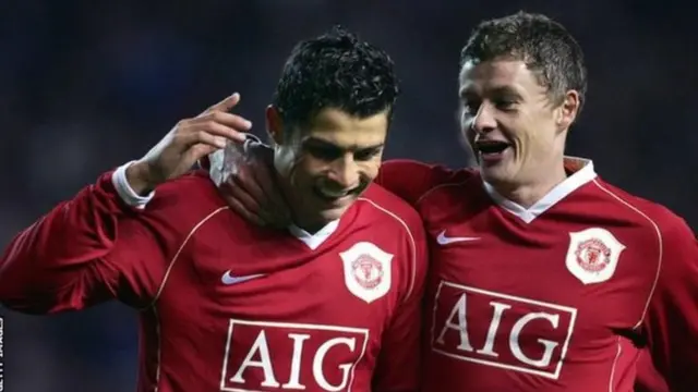 Cristiano Ronaldo và Ole Gunnar Solskjaer từng là đồng đội tại Manchester United trong gia giai đoạn 2003-2007