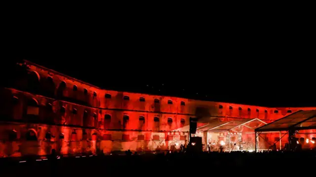 බෝගම්බර බන්ධනාගාර භූමිය සංගීත ප්‍රසංගය අතරතුර 