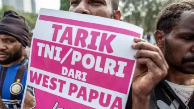 Sejumlah warga Papua melakukan demonstrasi. 