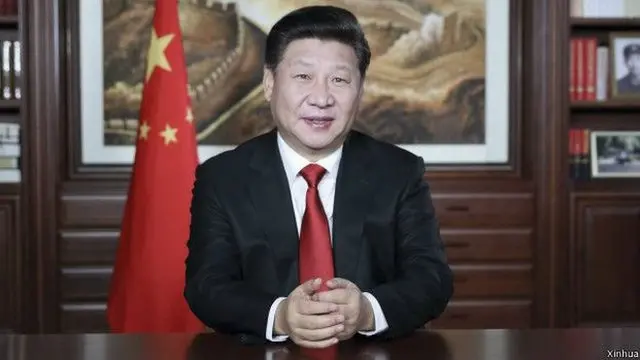 有细心者查看电视画面上习近平发表讲话时身背后的书架上的书籍，其中有两本都是人工智能专著。