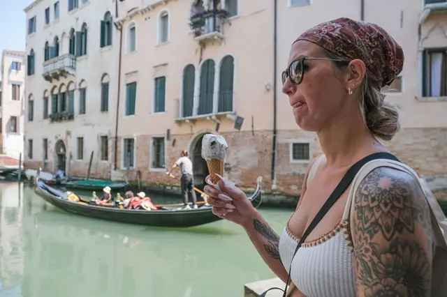 ইতালির ভেনিসে ঘুরতে গিয়ে খালে সাঁতার কাটা যাবে না