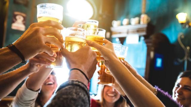 술을 마실 수 있는 나이가 되면 어른이 되는걸까?