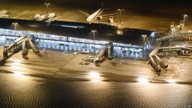 कानसाई एयरपोर्ट के रनवे पर पानी भर गया है