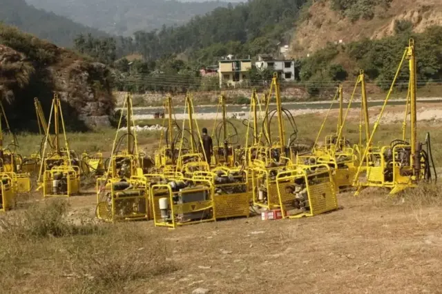 साढे दुई वर्षअघि दैलेखमा उत्खननका लागि आवश्यक उपकरण लिएर प्राविधिकहरू गएका थिए