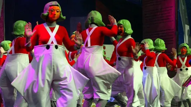 Actores disfrazados de Umpa Lumpas en una representación de "Charlie y la fábrica de chocolates"