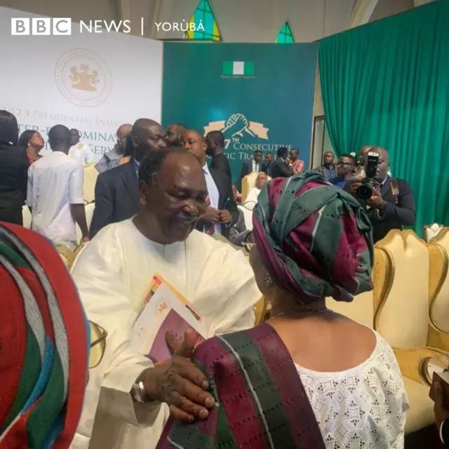 Olori ijọba ologun nigbakan ri, Ọgagun Yakubu Gowon n ki iyawo aarẹ ti ilu ṣẹṣẹ dibo yan, Rẹmi Tinubu