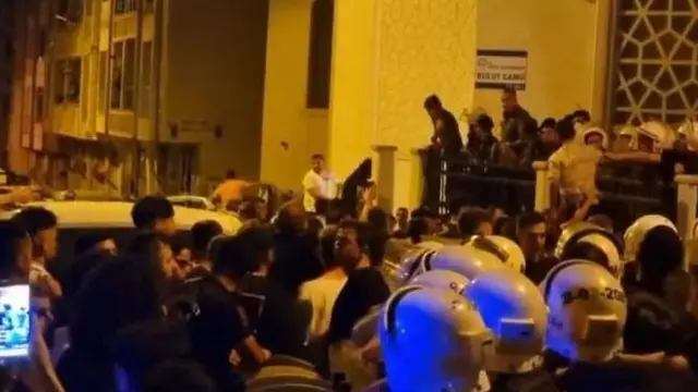 Esenyurt'ta bir çocuğun "yabancı biri" tarafından taciz edildiği iddiası üzerine mahalleliler toplanarak şüpheliyi linç etmek istedi.