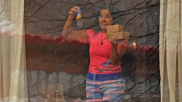 হিথ্রো বিমানবন্দরের কাছে এক কোয়ারেন্টিন হোটেলে আটক এক যাত্রী।