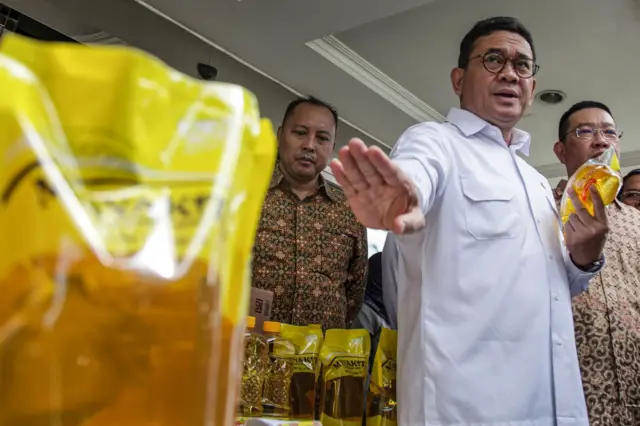 Menteri Perdagangan Budi Santoso (tengah) mengatakan impor 105.000 unit kendaraan dari pabrik India tak perlu izin persetujuan impor (PI).