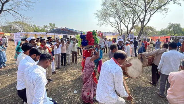 नंदुरबार येथील कलापथक समूह नृत्य करताना