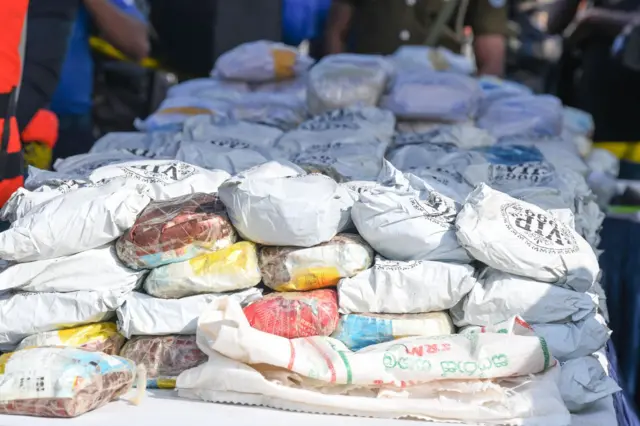 මුහුදු මාර්ගයෙන් මෙරටට රැගෙන එමින් සිටියදී නාවික හමුදාව විසින් අත්අඩංගුවට ගන්නා ලද මත්ද්‍රව්‍ය තොගයක්.