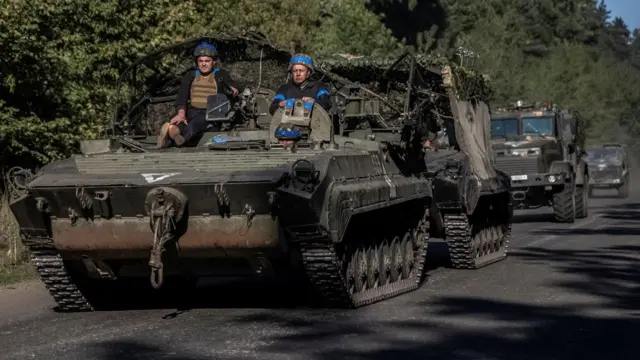 Militares ucranianos montan en un vehículo blindado de transporte de tropas.