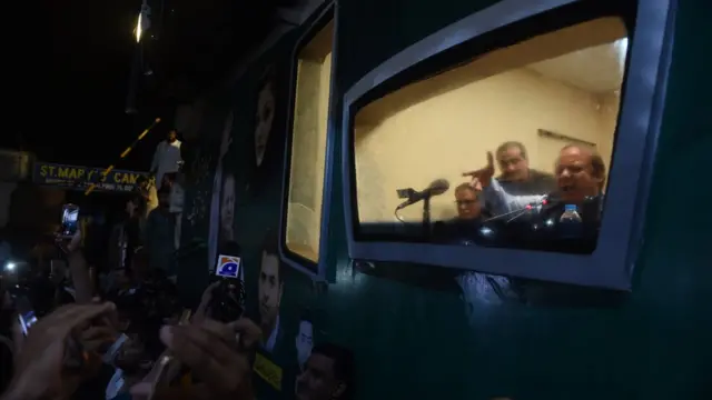 نواز شریف کا قافلہ