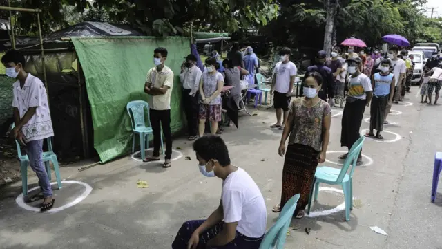 ပိုးတွေ့လူနာတွေ့နှုန်းမြင့်တက်နေတဲ့သင်္ဃန်းကျွန်းမှာ ကိုယ်ပူချိန်တိုင်းတဲ့ကျန်းမာရေးစစ်တမ်းကောက်မှုကြောင့် လူစုလူဝေးဖြစ်စေတဲ့အပေါ် ဝေဖန်တာတွေရှိနေပါတယ်။