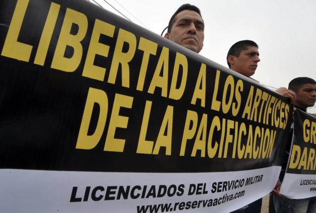 En 2010 un grupo de militares sostiene una pancarta de apoyo a los miembros del ejército procesados por la matanza de Accomarca.