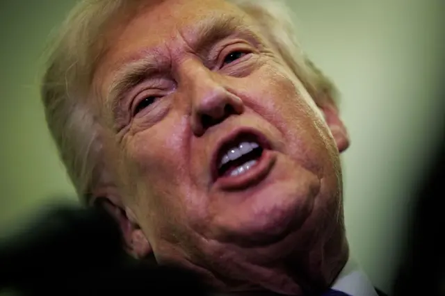 Donald Trump habla con los periodistas en el avión presidencial.