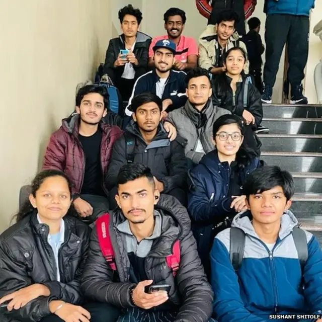 वरून पहिल्या रांगेत मध्ये बसलेला विशाल उचाळे आणि वरून तिसऱ्या रांगेत मध्ये बसलेला सुशांत शितोळे.