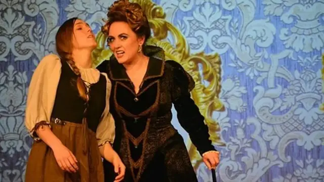 ซินเดอเรลล่า (ซ้าย) และแม่เลี้ยงใจร้าย