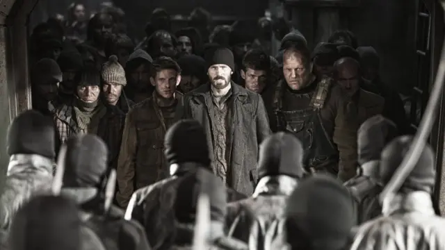 برف شکن اولین تلاش او برای ساخت یک فیلم هالیوودی بود؛ روایت خشونت بار اختلاف طبقاتی در قطاری که بعد از فروپاشی تمدن، و در میان بقایای یخزده کره زمین، بی‌وقفه در حال حرکت است