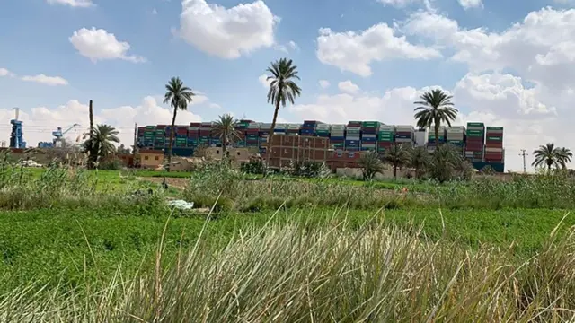 سفينة إيفر غيفن الجانحة في قناة السويس