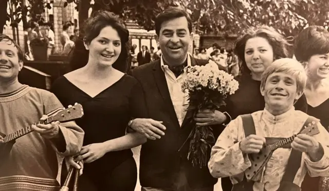 रूस में अपने प्रशंसकों के साथ राज कपूर