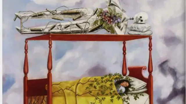 Na drvenom krevetu spava Frida Kalo, a iznad nje je skelet ispunjen dinamitom
