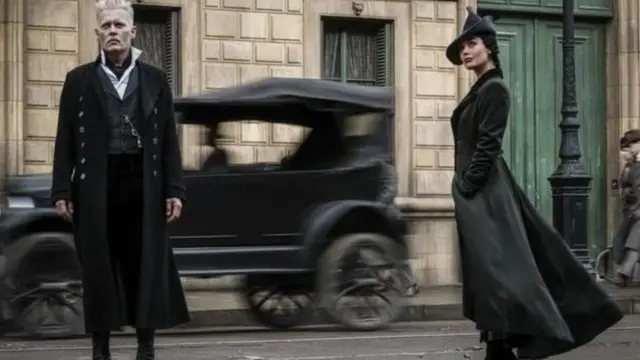 جوني ديب يلعب دور الساحر غيليرت غريندلفالد والممثلة بوبي كوربي تيوتش تلعب دور فيندا روسير