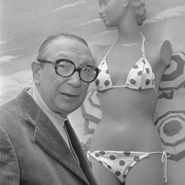 Louis Réard em 1974 com manequim usando um biquíni 