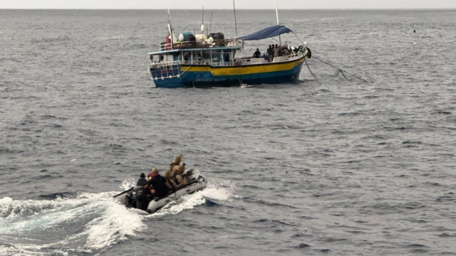 සීෂෙල්ස් ආරක්ෂක බළකාය ධීවර යාත්‍රාව වෙත ළඟා වෙමින්