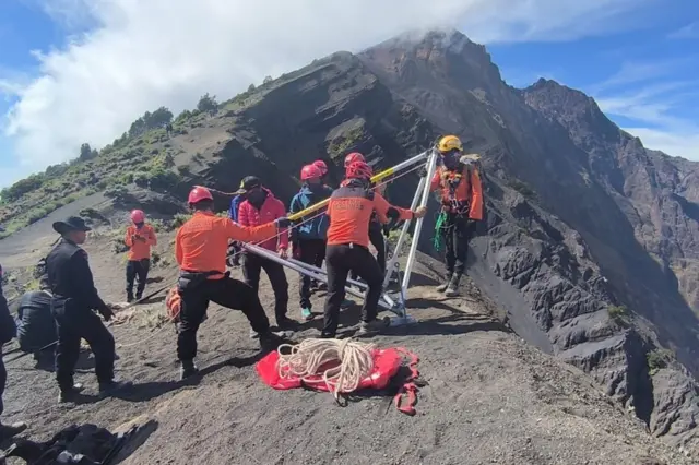 Tim SAR gabungan melakukan proses evakuasi terhadap Juliana pendaki asal Brasil yang jatuh saat mendaki Gunung Rinjani, Lombok, NTB, Senin (23/6/2025).