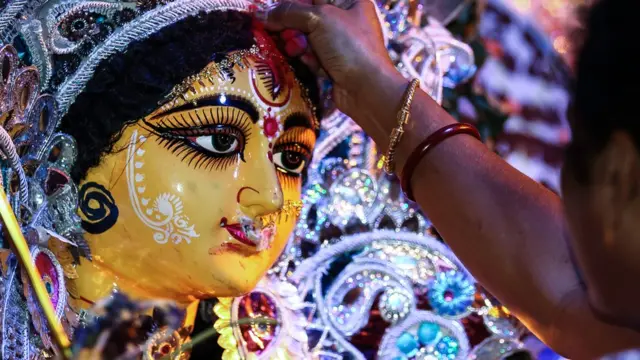 হিন্দু সম্প্রদায়ের দুর্গা পূজা উৎসবের প্রস্তুতি।
